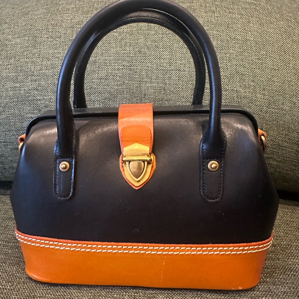 Elegant Black Handbag w/Straps
